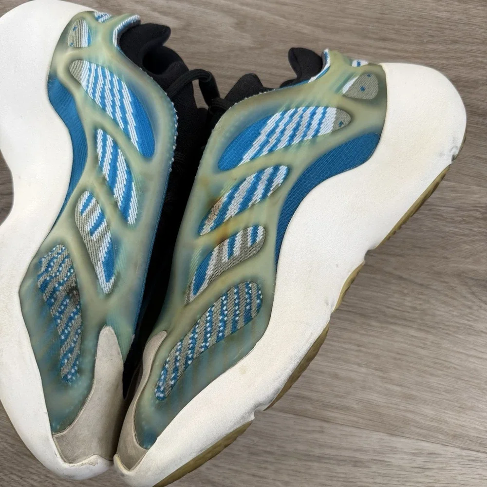 adidas Yeezy 700 V3 Arzareth Men Size 8.5 Blue White Running Sneaker G54850